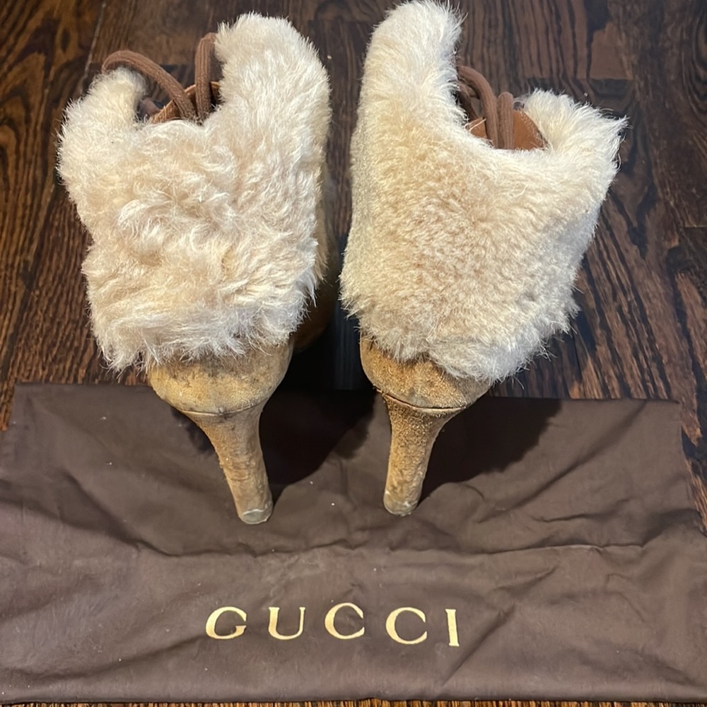 Fur heeled Gucci suede boots - Picture 2 of 7
